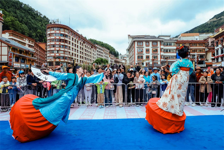 四川康定以情歌为媒推动民族文化交流