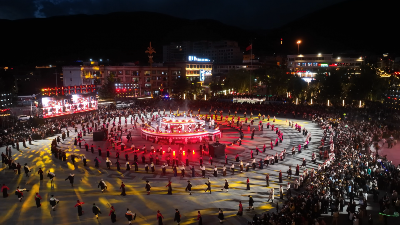 边吃边跳 且歌且舞——四川道孚绘就文旅融合“最暖夜画卷”